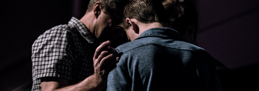 2 men praying