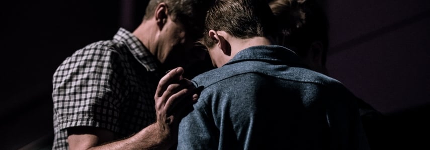 2 men praying